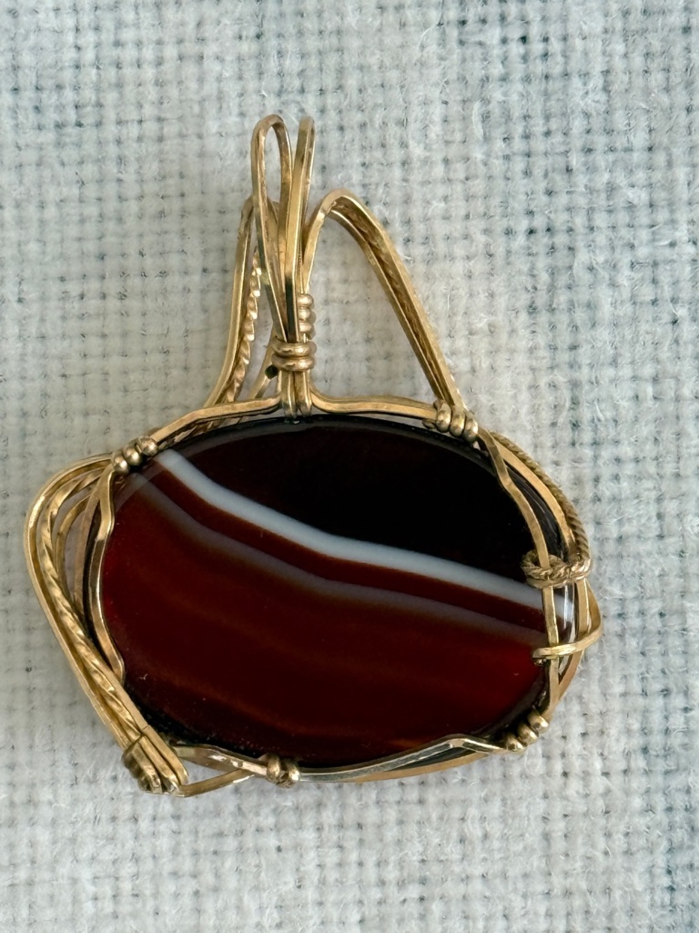 Agate pendant with goldtone wire wrap - Picture 2 of 6